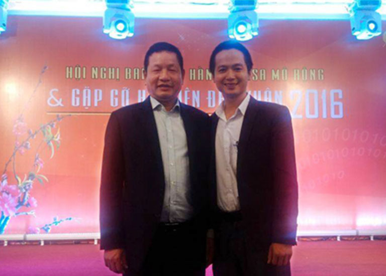 Ông Trương Gia Bình, Chủ tịch VINASA chụp ảnh lưu niệm cùng Giám đốc điều hành HOSCO miền Bắc Ông Trần Quang Cường